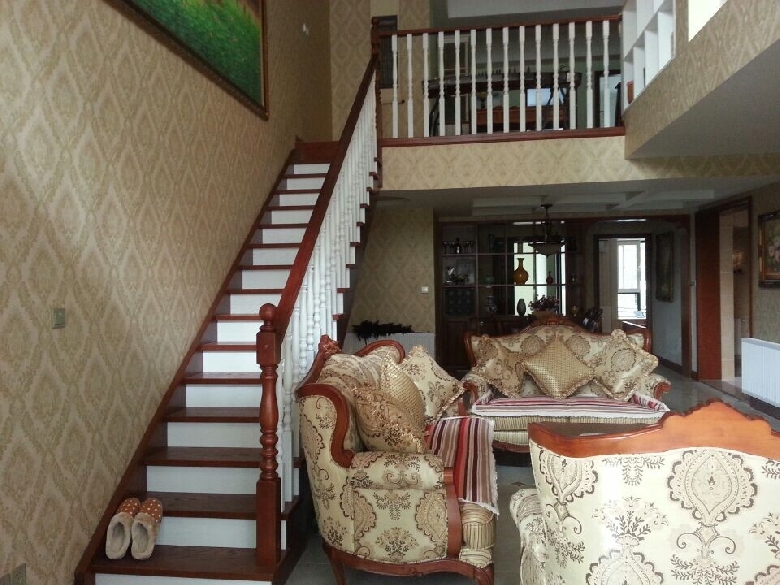 挑空的客厅,高大上的红橡实木楼梯
