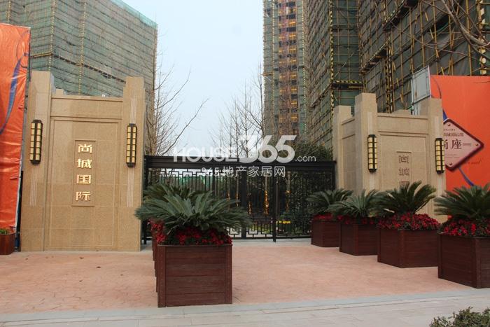 天阳尚城国际二期侧门实景图 2015年2月摄 
