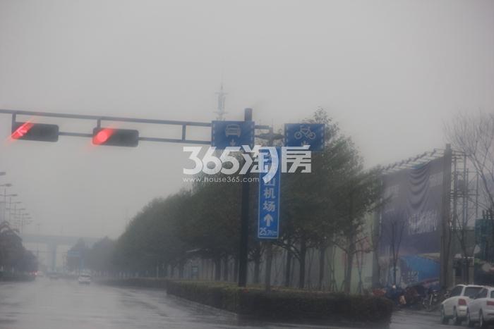 龙湖旭辉春江悦茗风景大道上机场方向指示牌实景图 2016年2月摄