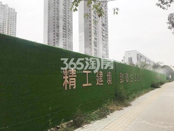 美好铂翠工地围挡实景图（2020.12.30 摄）